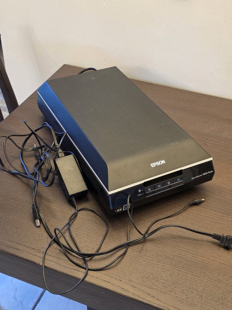 Epson Perfection V600 flatbed photo and film scanner