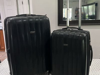 LIKE NEW Ricardo hard-sided luggage