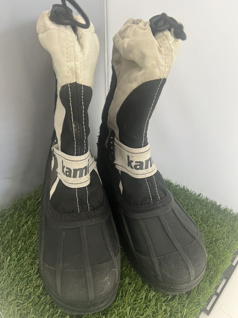 Women / youth Snow Boots Size 6 Kamik
