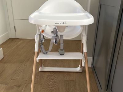 Munchkin float easy clean foldable high chair
