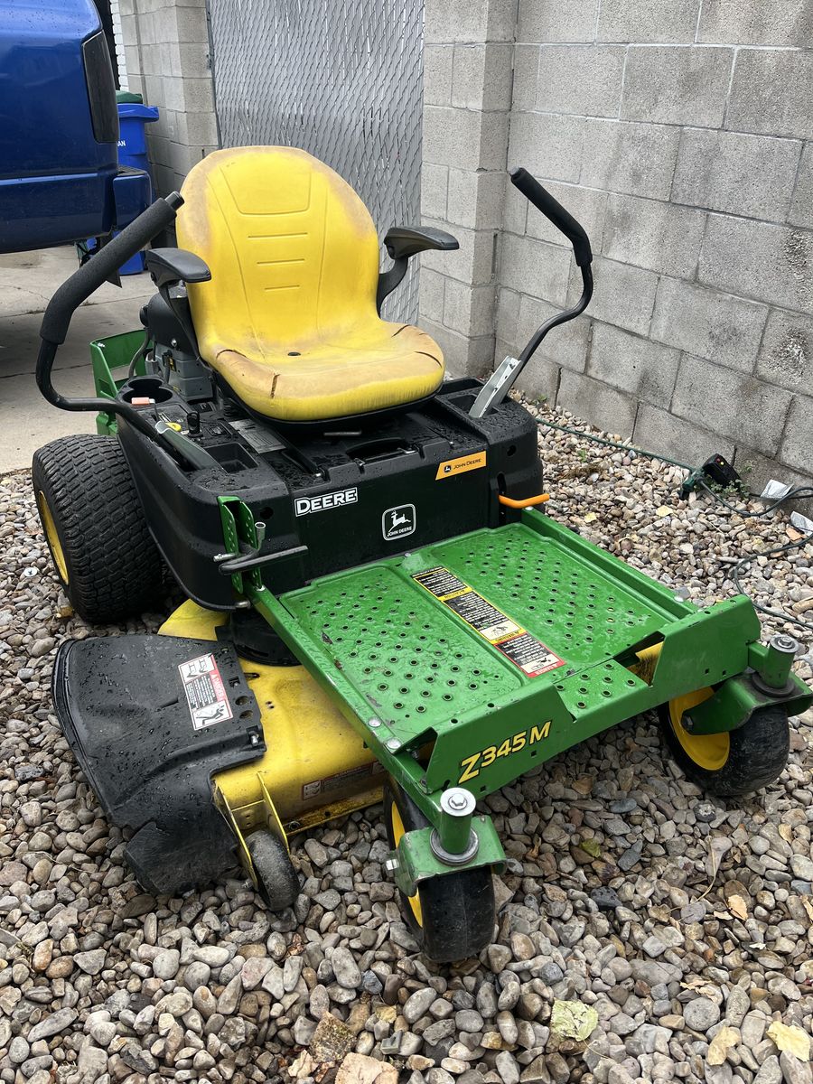 John Deere Z345 Riding Lawnmower