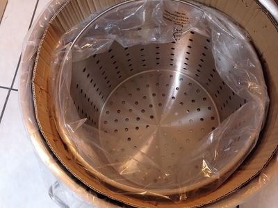 84 QURT STOCK POT/ TURKY FRYER/ SEE PICTS OPEN TO OFFERS FREE STIR PADDLE RESTERANT GRADE