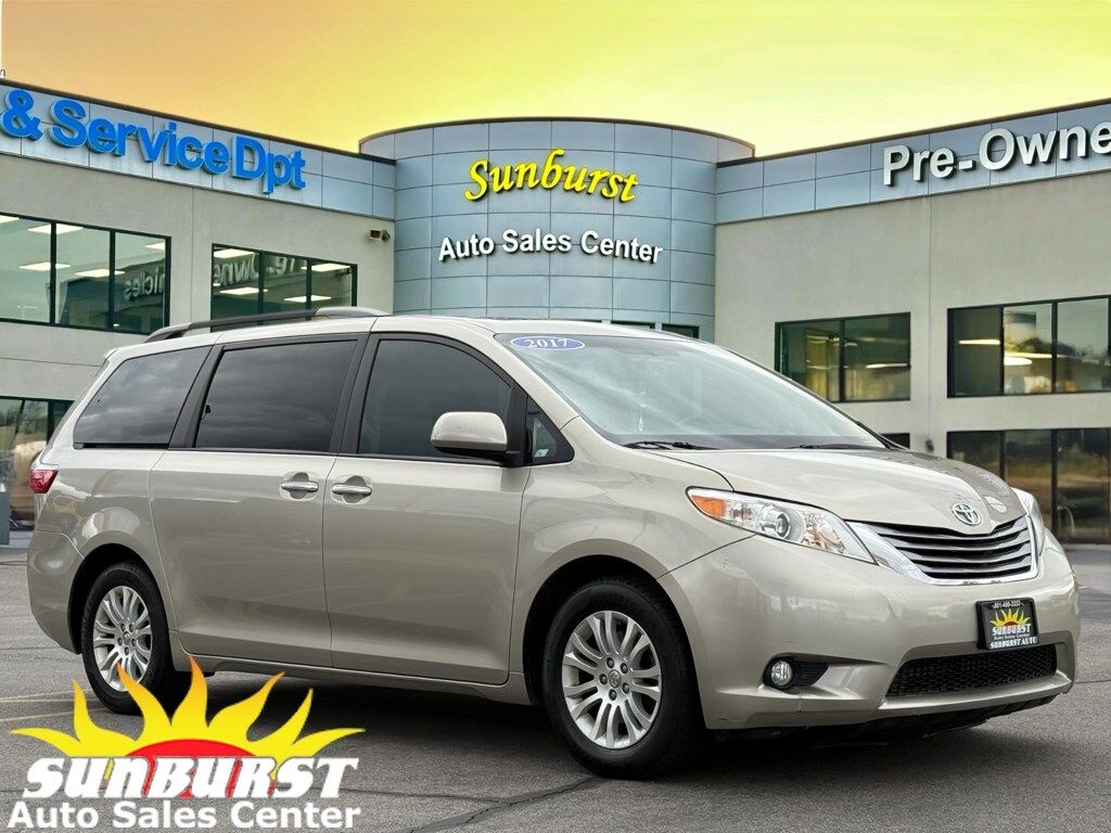 2017 TOYOTA SIENNA XLE 8-Passenger
