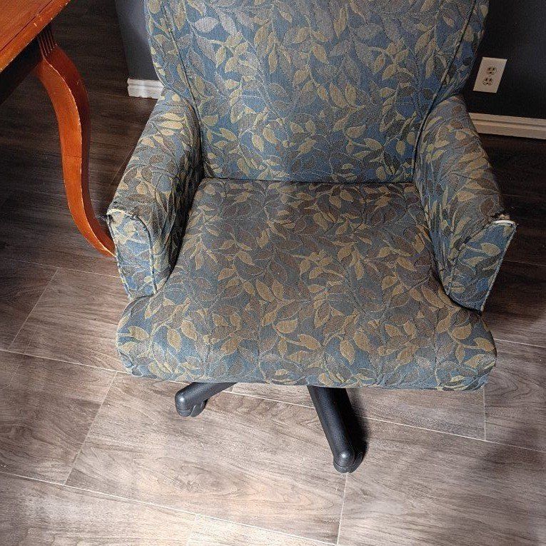 Swivel Rolling Chair