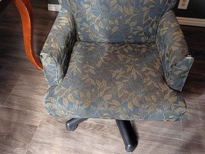 Swivel Rolling Chair
