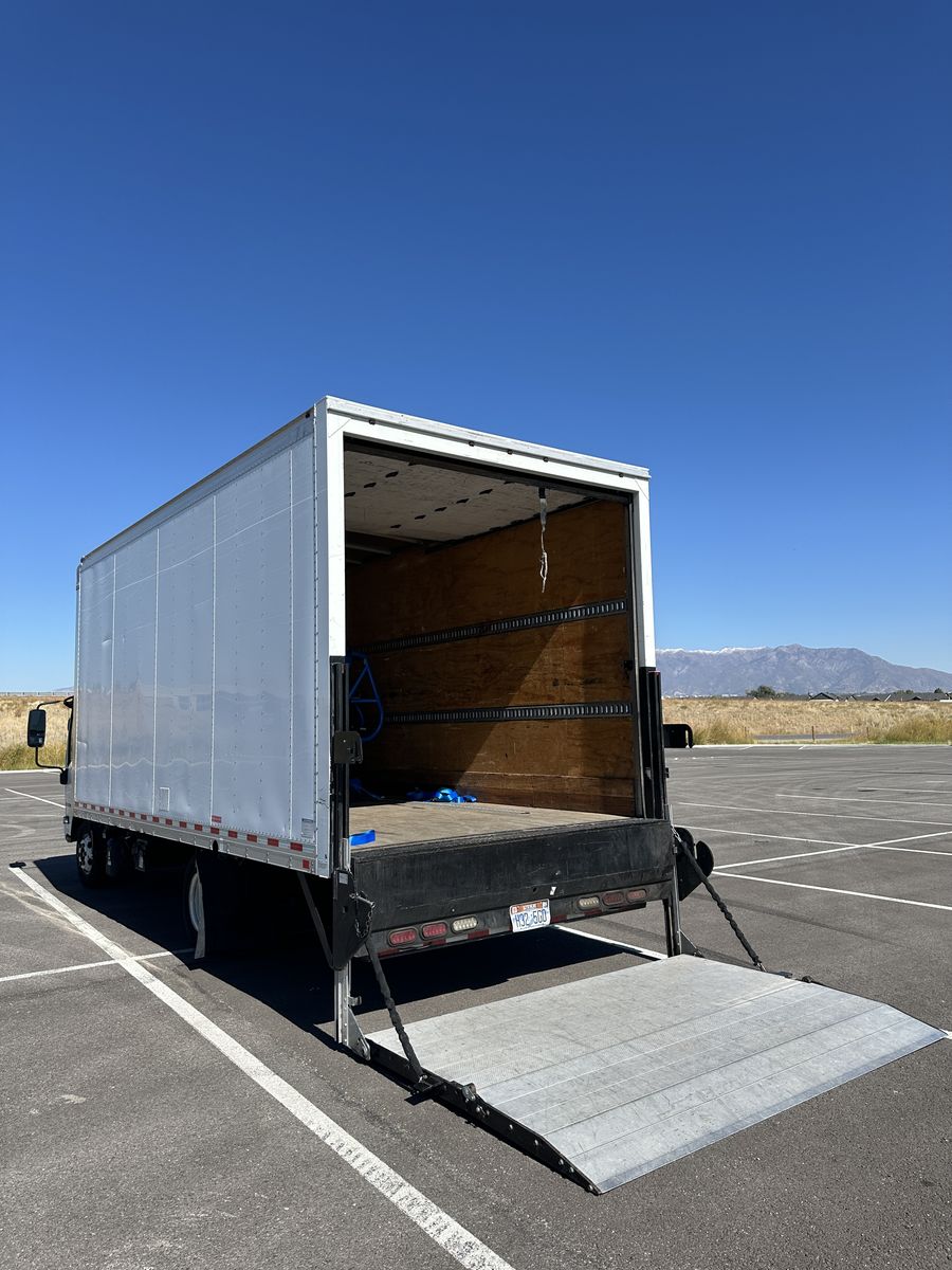 18" Box Truck w/Large Liftgate for Rent - 2019 Isuzu NPR