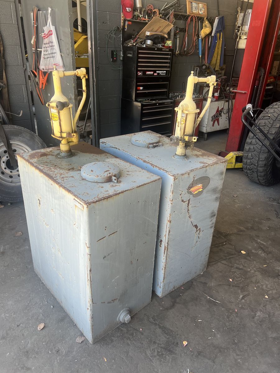 OiL Storgae Containers With Manual Pumps