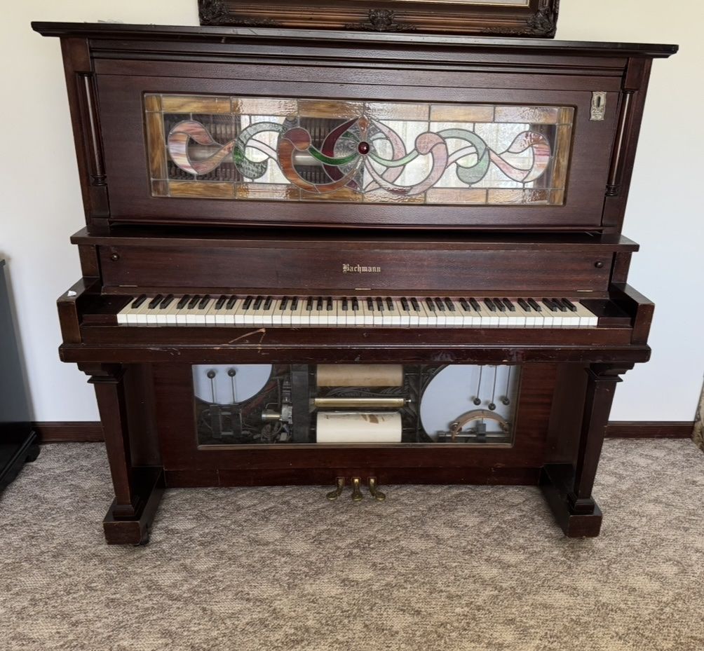 Bachmann Vintage Nickelodeon Upright Player Piano with Stained Glass Accent