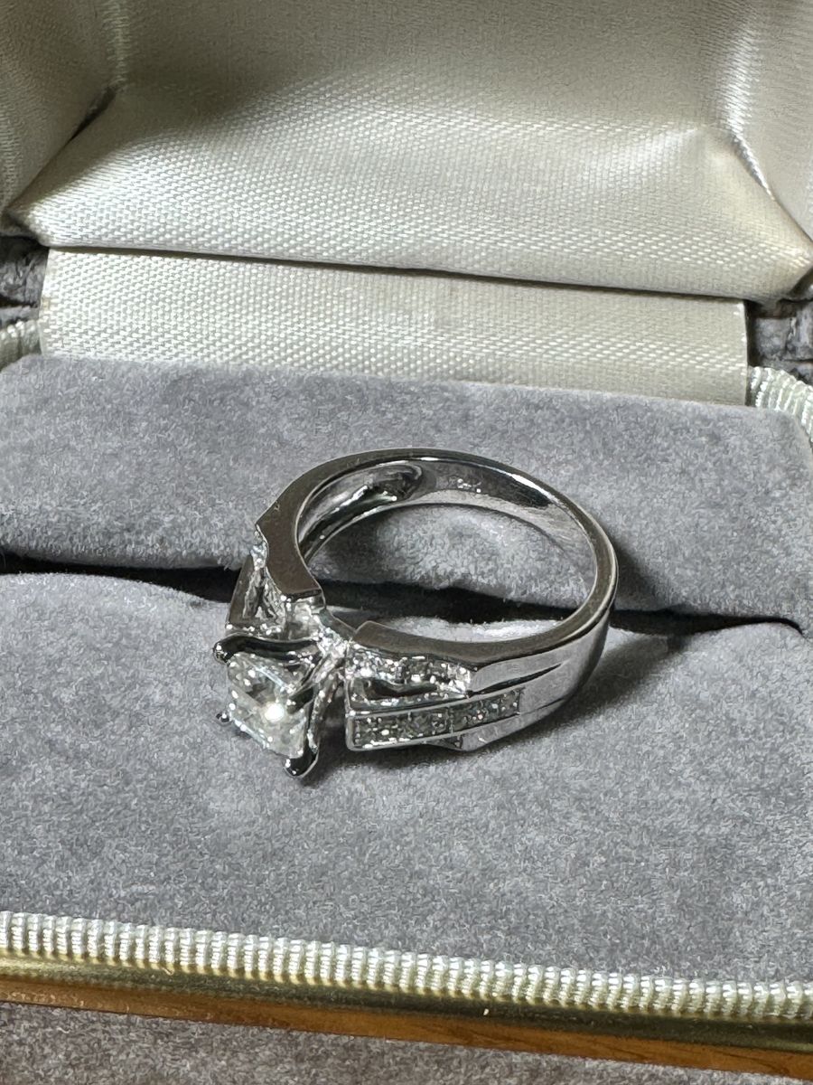 BRAND NEW 14kt white gold engagement ring