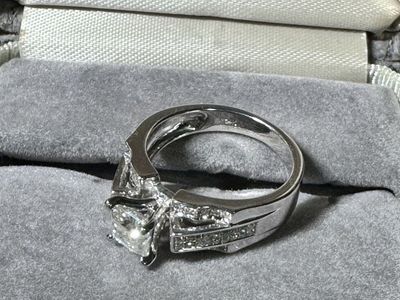 BRAND NEW 14kt white gold engagement ring