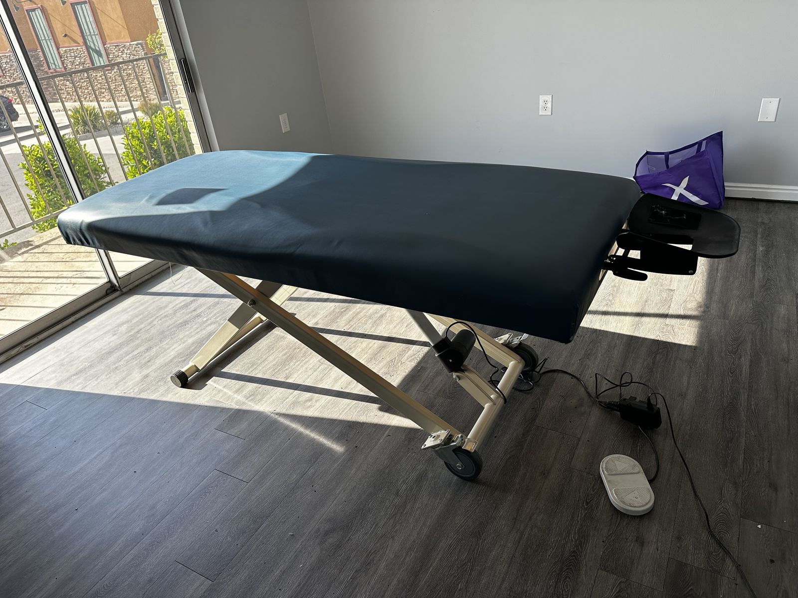 Electric massage table