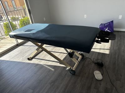 Electric massage table