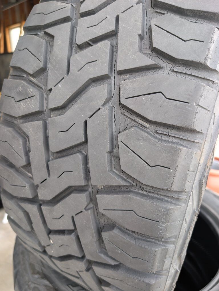 Set of 4 33x12.50R20 tires