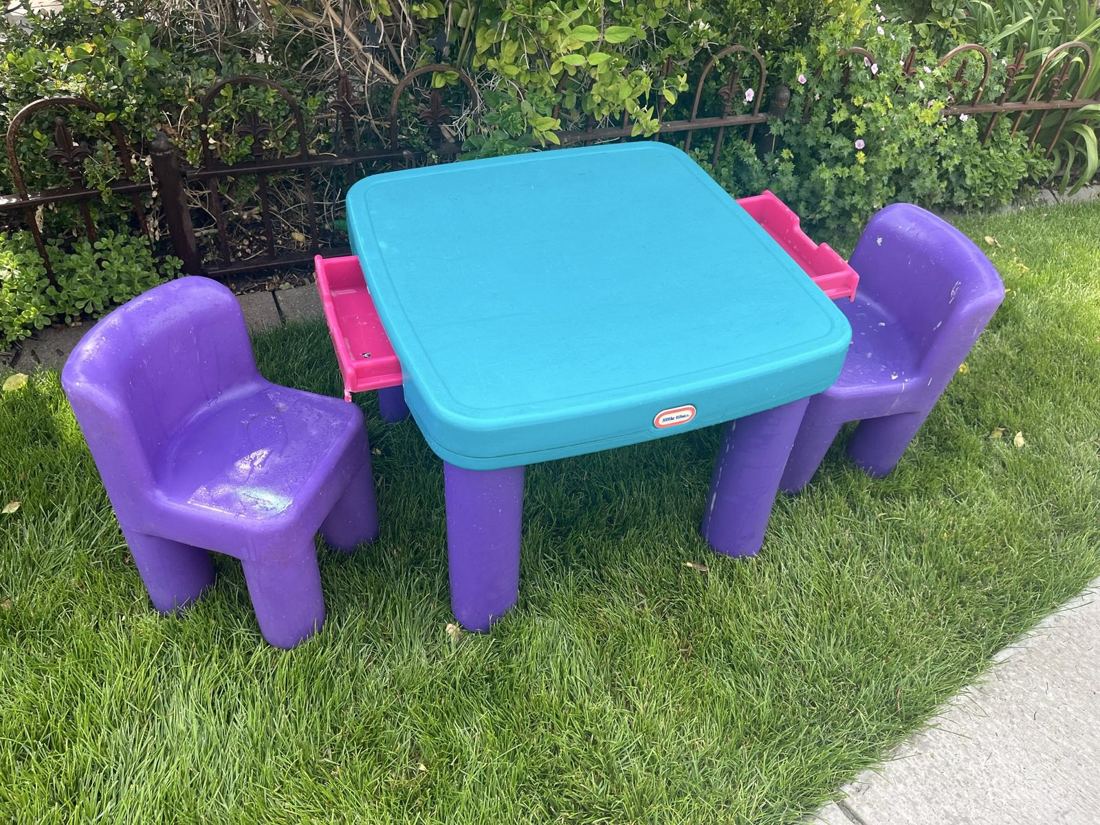Kids table and chairs with 2 drawers (does have some paint drops)
