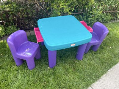 Kids table and chairs with 2 drawers (does have some paint drops)