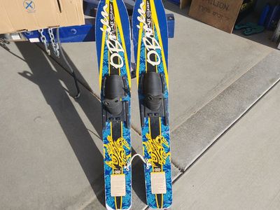 kids waterskis