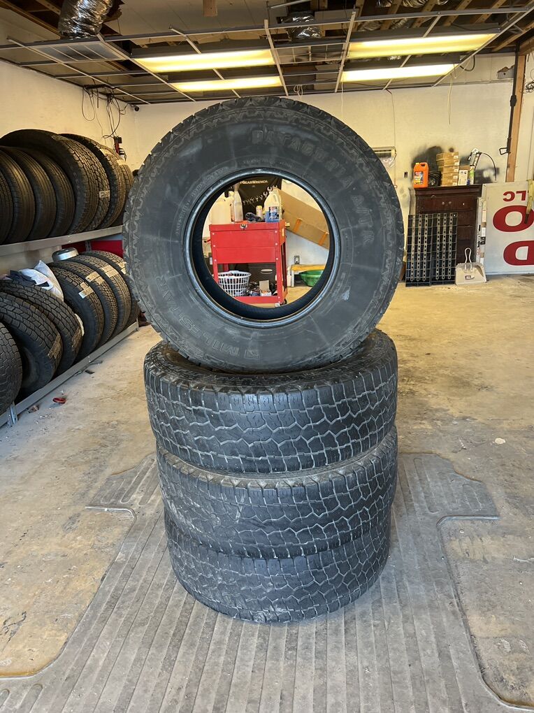 One Set Of Tires 35X 12.50 R 17