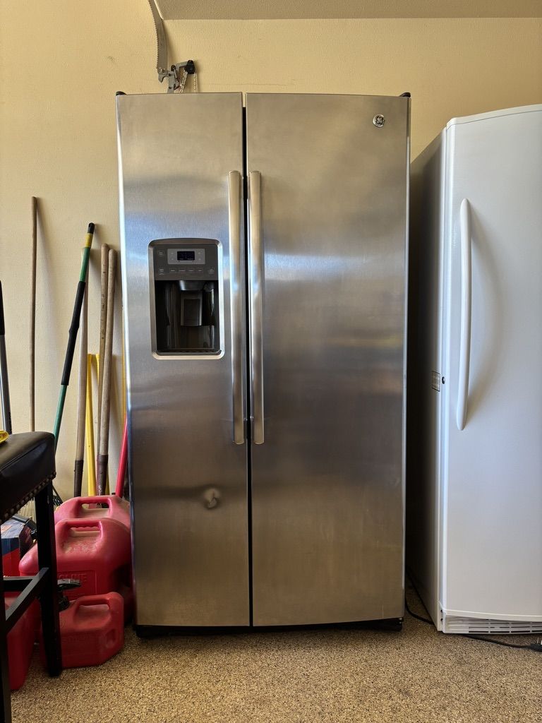 GE Stainless 36" Side-by-Side 25.3 Cu. Ft. Refrigerator - GSS25GSHHCSS