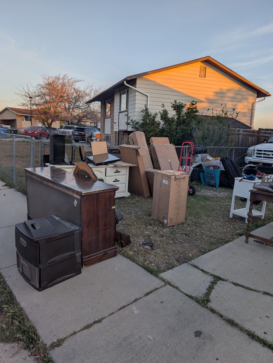 Yardsale Today 5/2 and tomorrow 5/3