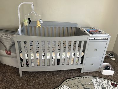 Crib / nursery crib