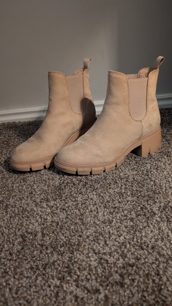 ZBY beige chunky Chelsea boots size 6