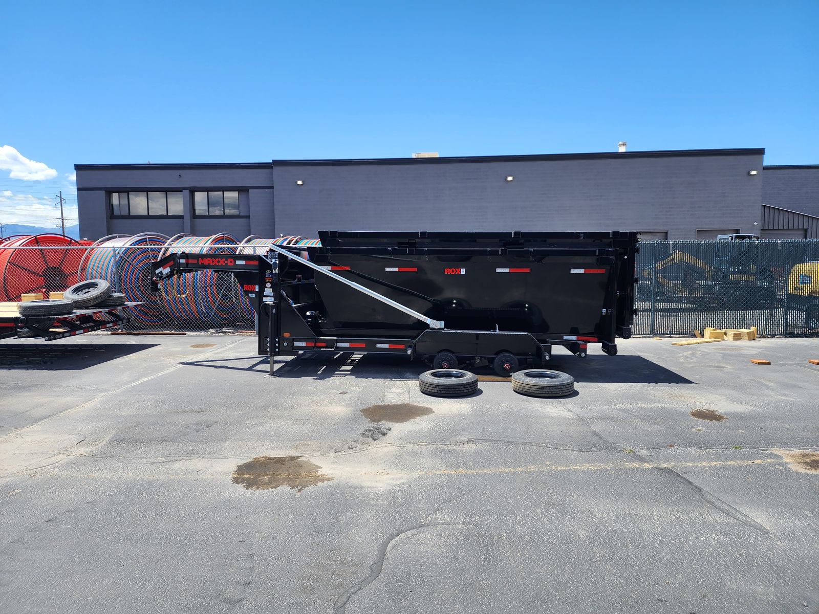 New Maxx-D Roll off trailer