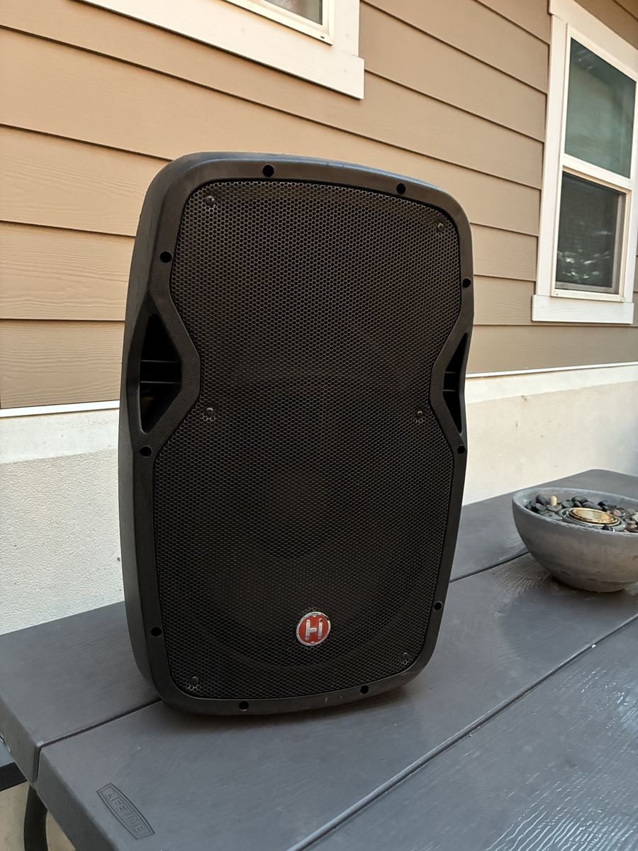 Harbinger VARI V1012 12" Powered PA Speakers – Excellent Condition