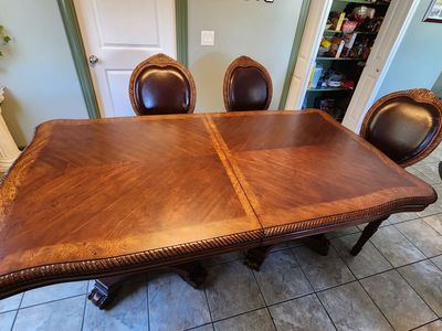 Table with 6 chairs