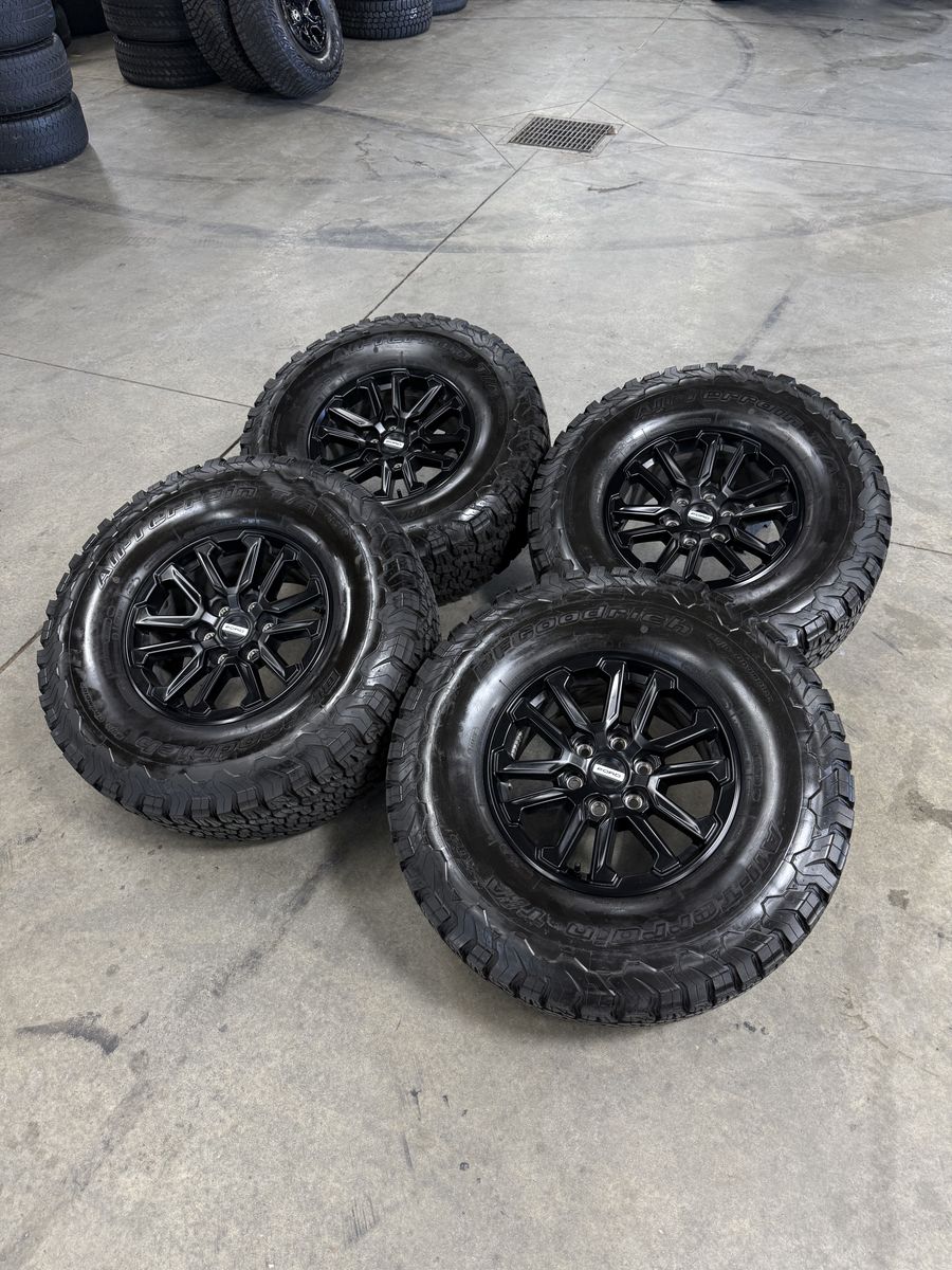 2025 Ford Raptor OEM 17im Wheels/ 315/70/17 Bfg