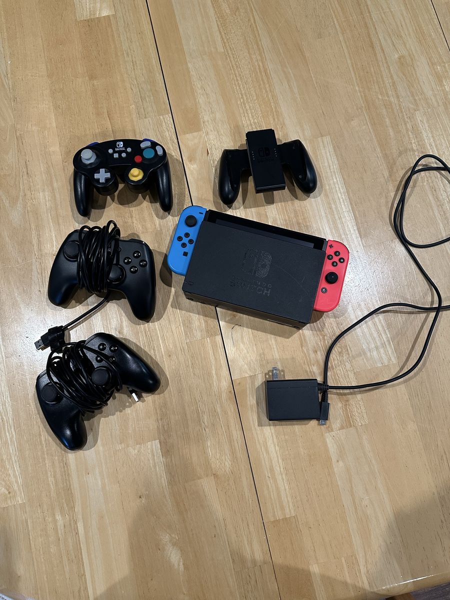 Nintendo Switch 256gb & Controllers & Smash Bros/Storage