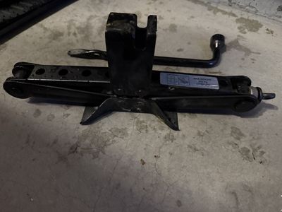 Subaru Outback Heavy-Duty Scissor Jack & Lug Wrench - 900 KG Max Weight (1980 LBS) - Car/Truck Tire Change Tool