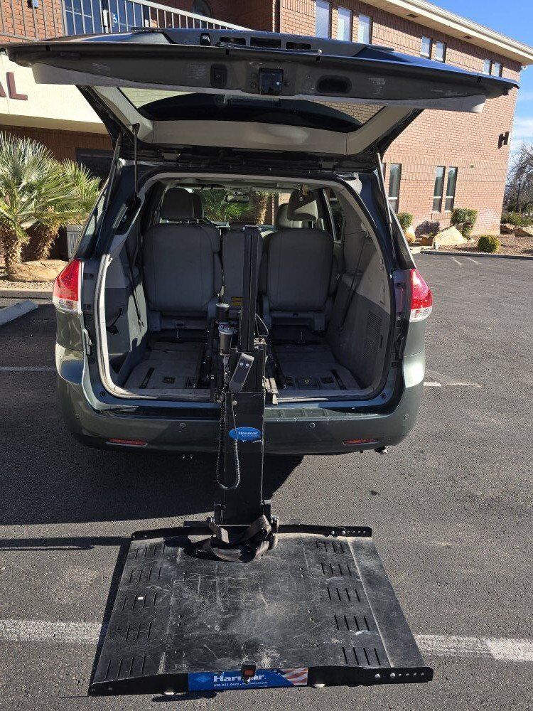 2012 TOYOTA SIENNA LE Mobility