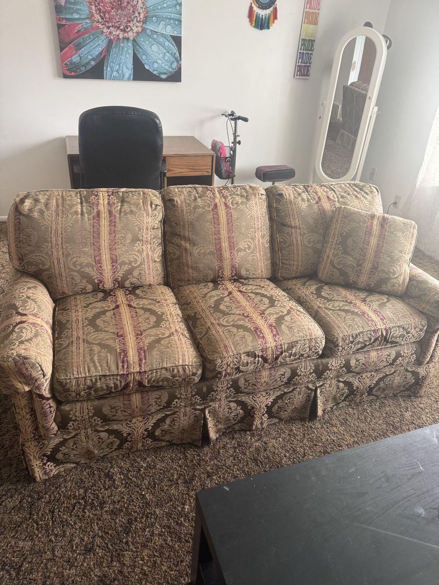 Apartment furniture for first time college student 