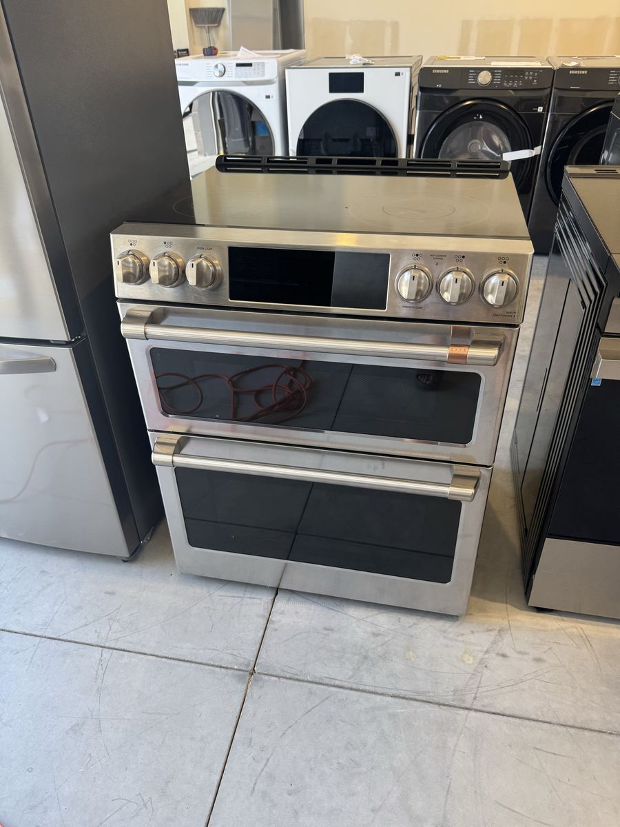 Customer return Café 6.7 cu. ft. Electric Slide-In Double Oven Range featuring Convection and WiFi connectivity NOT INDUCTION 
