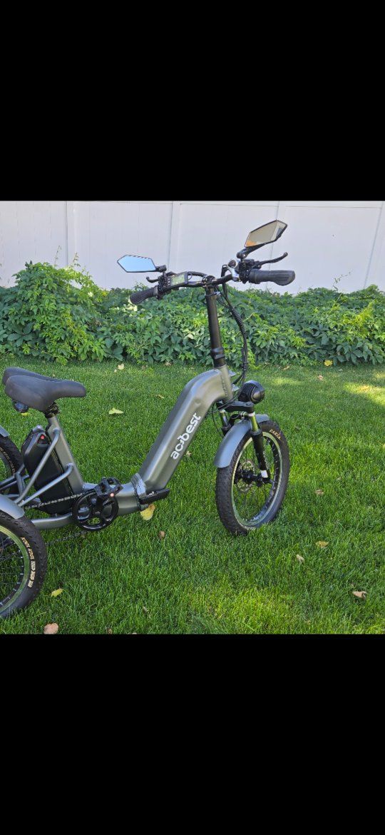 Blix Vika+ Folding Electric Bike - Black with Shimano Shifters & Tektro Brakes.
Gone a total of 10 miles.
Folds in half.