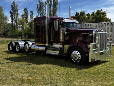 Kenworth W900L