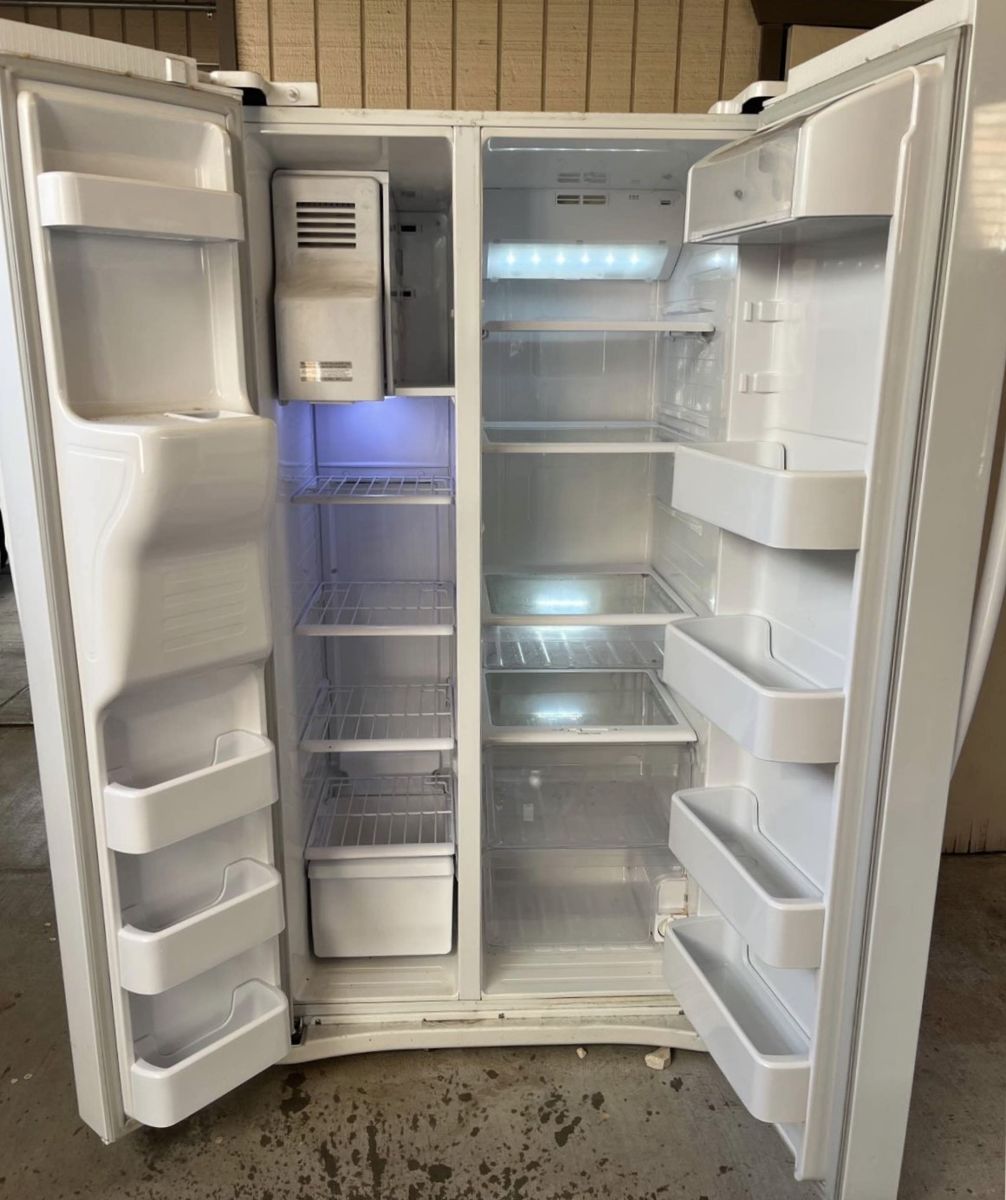 DELIVERY - WORKING 25.6 cu ft Refrigerator/Freezer