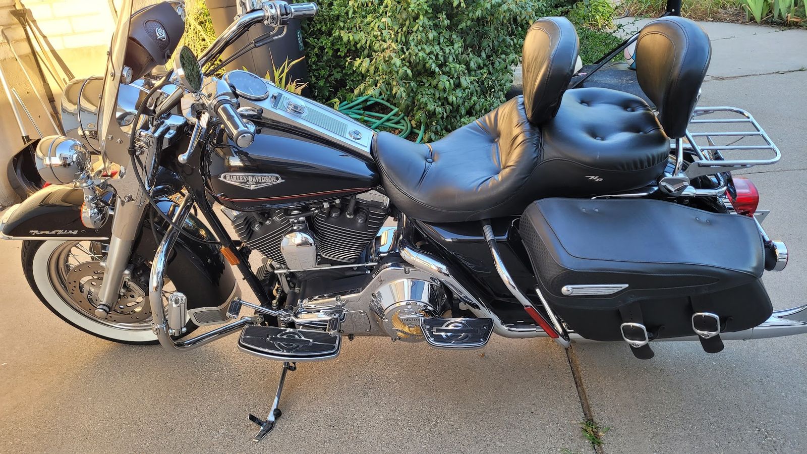 2001 Harley-Davidson Road King Classic: Fuel Injected, Fishtails, $35k Chrome, MINT