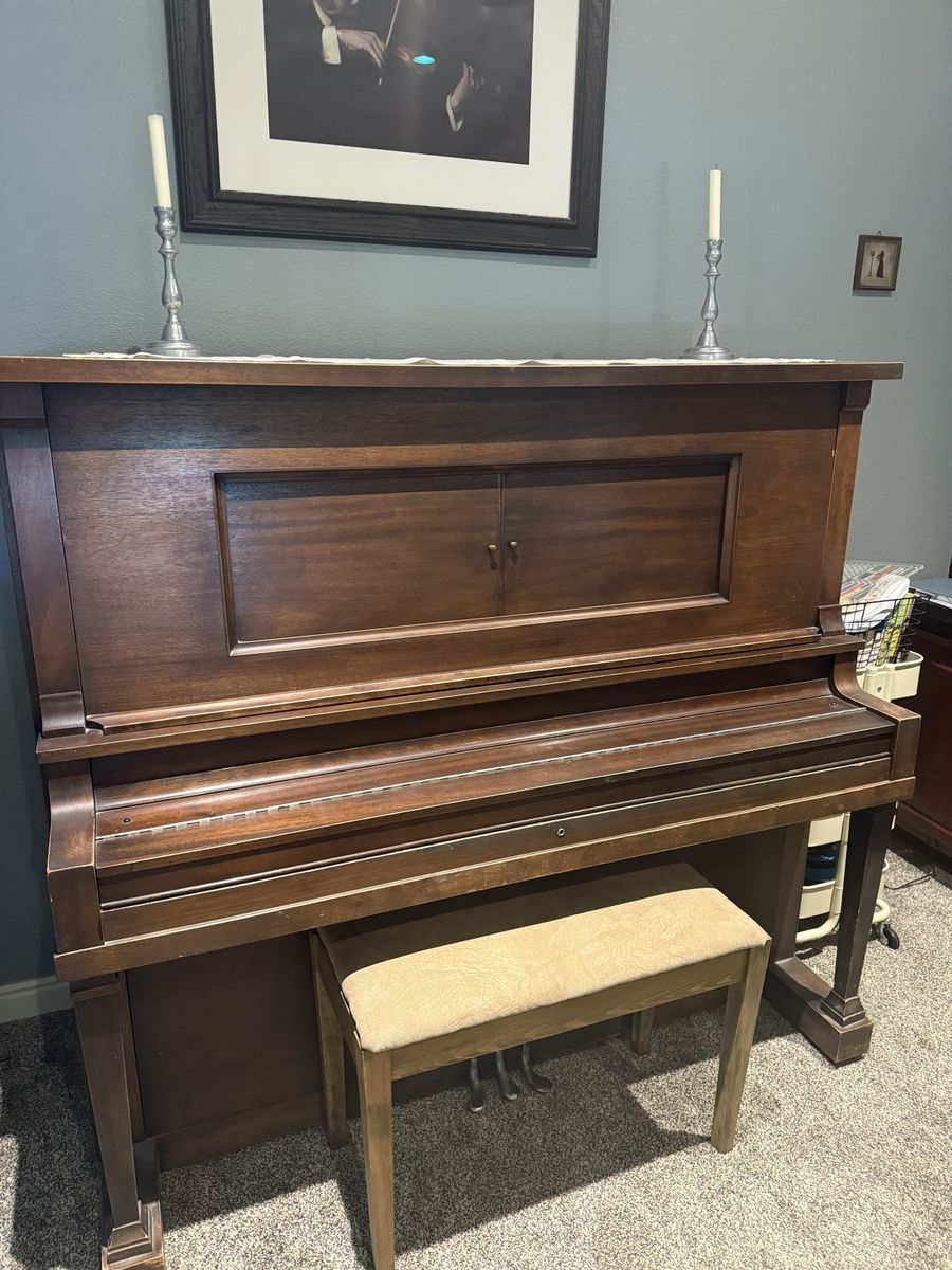 Modelo Upright Piano (circa 1920)