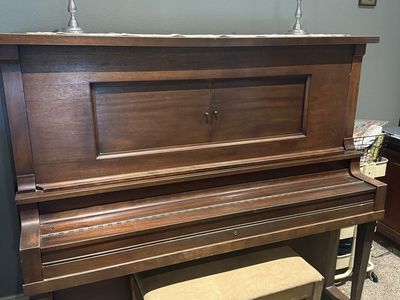 Modelo Upright Piano (circa 1920)