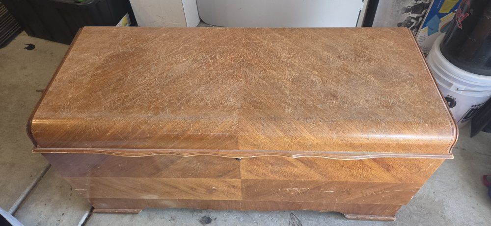 Vintage Cedar Chest - Lane-style Wooden Storage Trunk