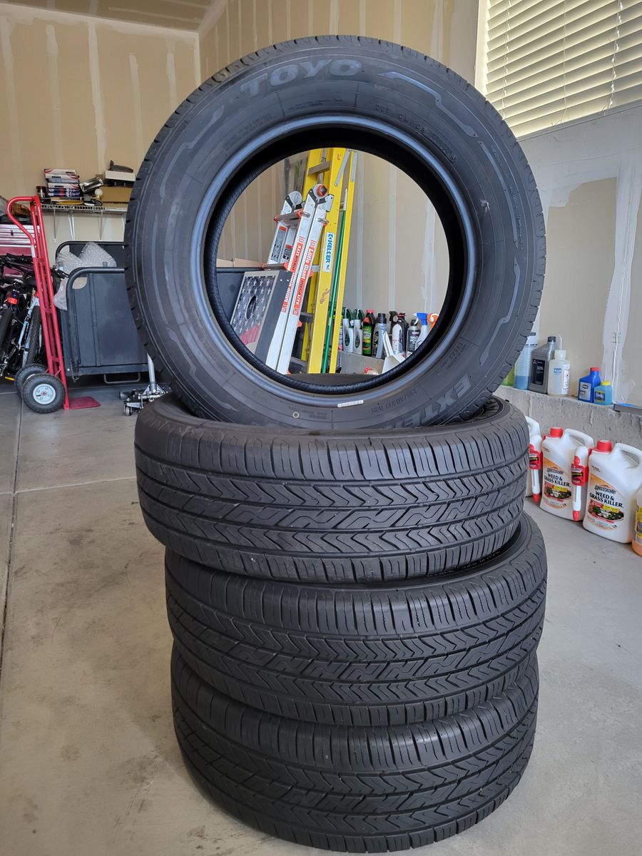 Set of 4 Toyo tires 225/60R17 like new