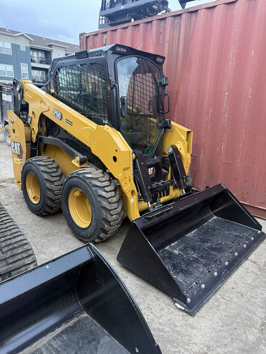 Skid Steer Rental – Cat 250 Wheel Skid Steer – Construction & Landscaping - 6 Hour option