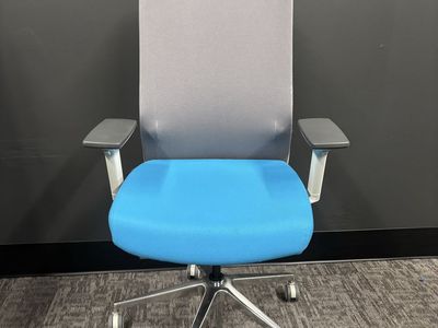 AMQ SIYA Task Chairs by Steelcase — 38 Available
