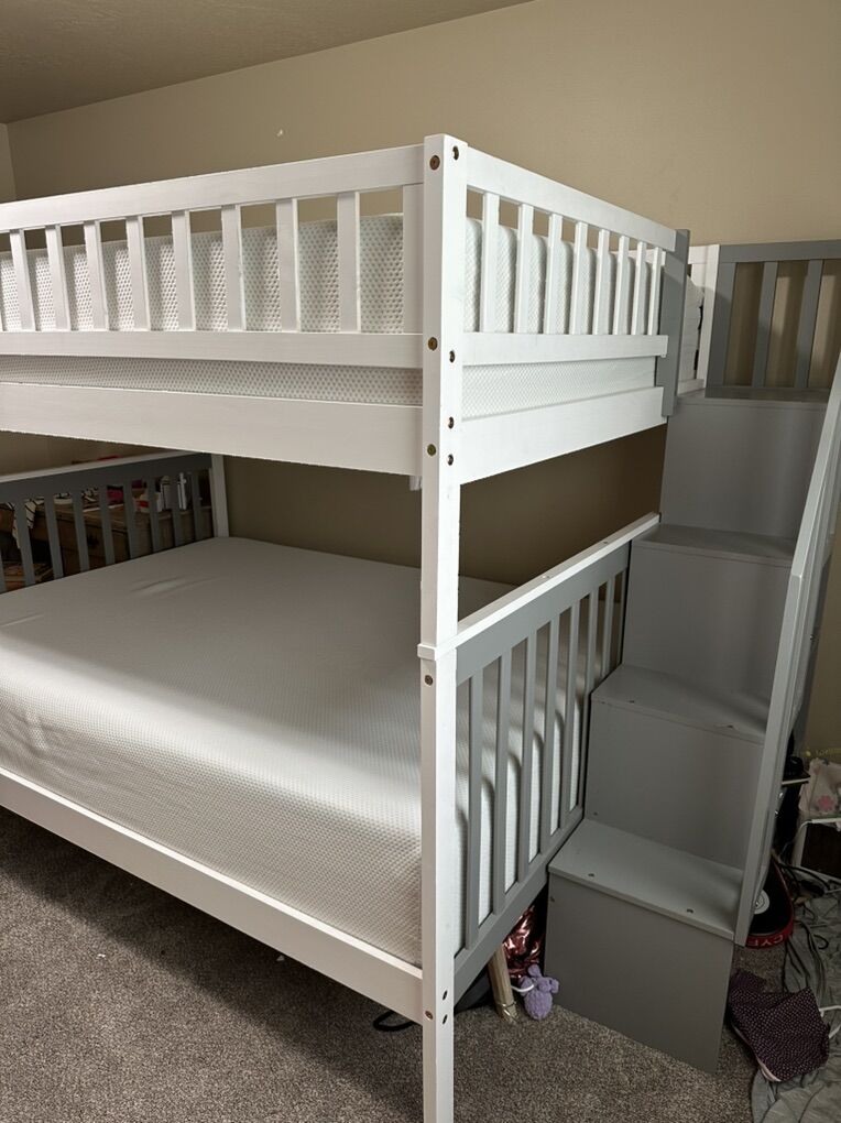 QUEEN bunkbeds, Mattresses included