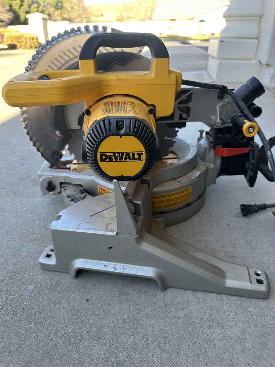 DeWalt 12 Compund Miter Saw