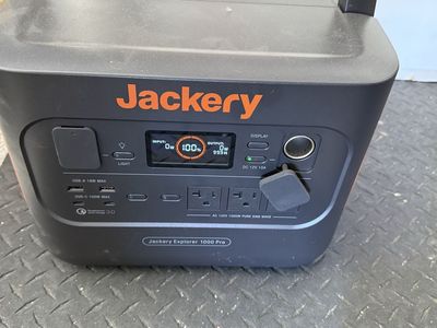 Jackery Explorer 1000 Pro + SolarSaga 80 x 2