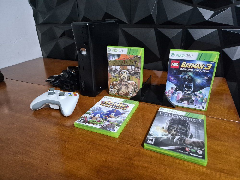 Microsoft Xbox 360 S Console Model 1439 500GB. Controller, Cords. & 4 Great Games! Tested.  Excellent Conditions! 