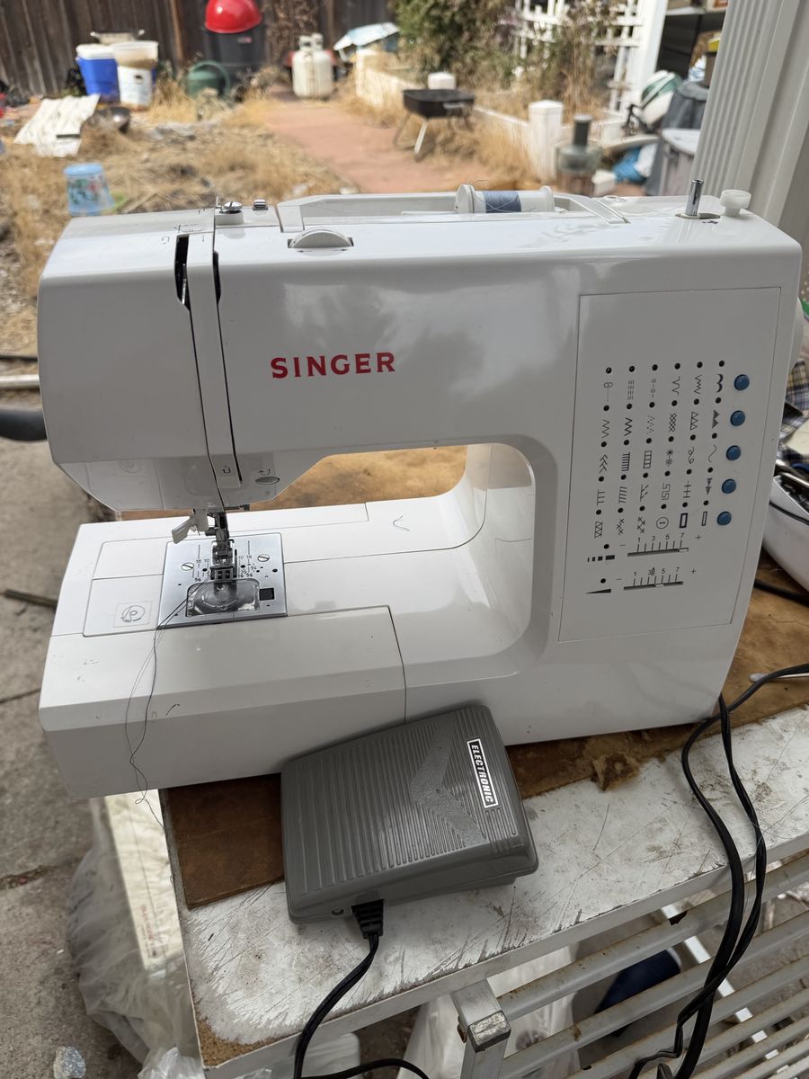 Singer Electronic Sewing Machine with Foot Pedal