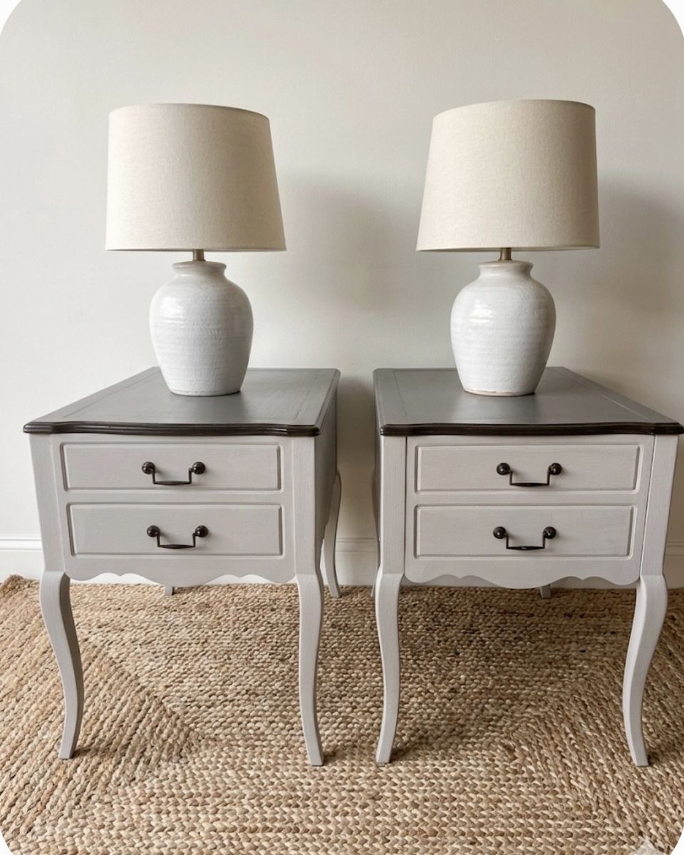 Set of 2 gray nightstands